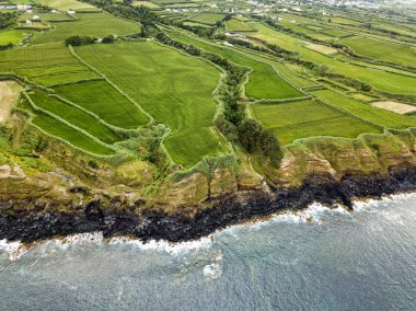 Hava alanları cliff görünümünü ve Atlantik Okyanusu Ginetes küçük köy Sao Miguel Island Portekiz yakın:. 