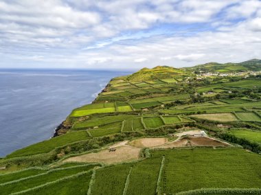 Sao Miguel Island Portekiz üzerinde arka plan Ginetes Köyü ile alanlar ve Atlantik Okyanusu havadan görünümü.