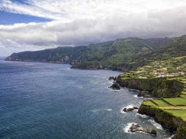 Engebeli kıyı şeridi Azores Flores Adası üzerinde Ponta Delgada şehir yakınındaki. 