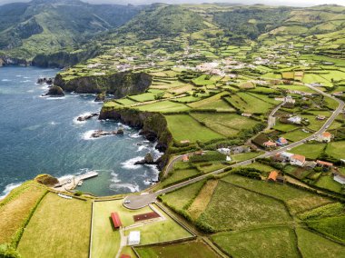 Küçük bir liman ve köy Ponta Delgada Azores havadan görünümü. 