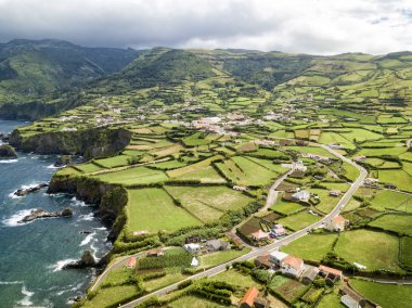 Ponta Delgada ve kıyı şeridi hava görünümünü Azores, Portekiz Flores Island üzerinde.