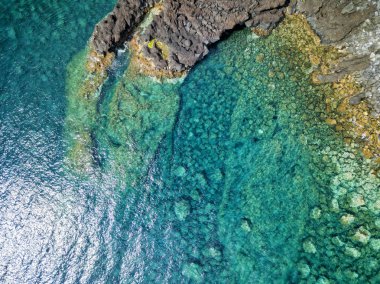 Bir lav oluşumu ve Atlantik Kanada de Afrika Sao Jorge Azores yakınındaki güzel mavi sularına hava atış. 
