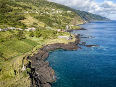 Manadas, Sao Jorge Portekiz üzerinde küçük bir kıyı köy havadan görünümü.