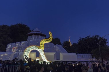 Bangkok, Tayland - 26 Ekim: Tanımlanamayan yas tutanlar siyah yürüyüşe Rama 9, Bangkok, Tayland tarihinde 26 Ekim 2017 eski Kral kremasyon yakınındaki Pom Mahakan içinde.