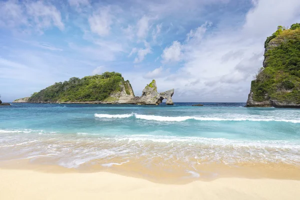 Nusa Penida, Bali kapalı küçük bir ada Beach'de Atuh güzel bir görünüm.