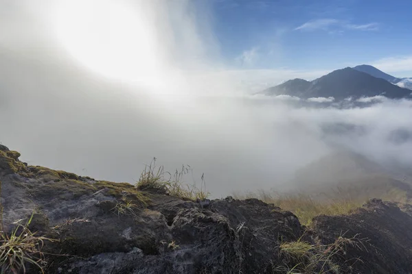 Névoa Gira Cume Monte Batur Com Monte Agung Distância Distante — Fotografia de Stock