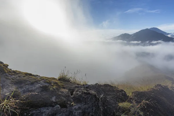 Brume Tourbillonne Sommet Mont Batur Avec Mont Agung Extrême Distance — Photo