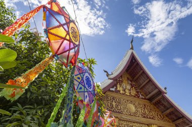 Luang Prabang, Laos Wat Phaphay önünde esintiyle fenerler sway.