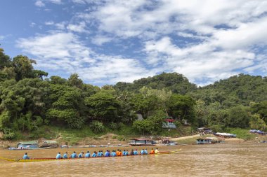 Luang Prabang, Laos - 4 Ekim: Tekne yarışı Luang Prabang, Laos üzerinde 4 Ekim 2017 yılında kimliği belirsiz kişi satır Budist bir ucunun başlangıç noktası için ödünç.