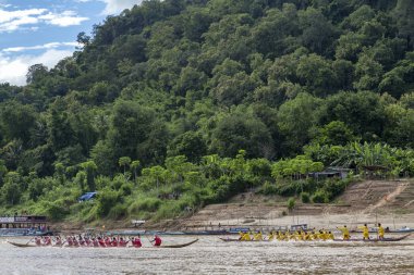 Luang Prabang, Laos - 4 Ekim: Kimliği belirsiz kişi tekne yarışı Luang Prabang, Laos üzerinde 4 Ekim 2017 yılında ödünç Budist bir sonu için kırmızı ve sarı yarış giyinmiş.
