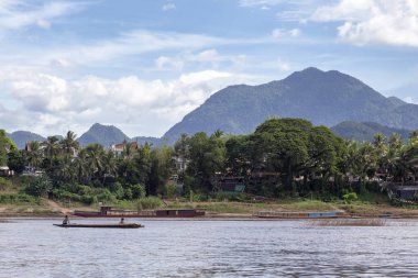 Luang Prabang, Laos - 4 Ekim: Luang Prabang, Laos üzerinde 4 Ekim 2017 yılında Mekong Nehri üzerinde bir tekne tanımlanamayan çocuklar oynamak.