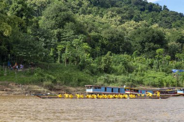 Luang Prabang, Laos - 4 Ekim: Kimliği belirsiz kişi tekne yarışı Luang Prabang, Laos üzerinde 4 Ekim 2017 yılında ödünç Budist bir ucundaki sarı yarışta giyinmiş.