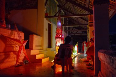 Luang Prabang, Laos - 4 Ekim: Luang Prabang, Laos üzerinde 4 Ekim 2017 Budist Oruç faaliyetleri sonunda onların Tapınağı float üzerinde çalıştıktan sonra kimliği belirsiz kişi sakin ol.