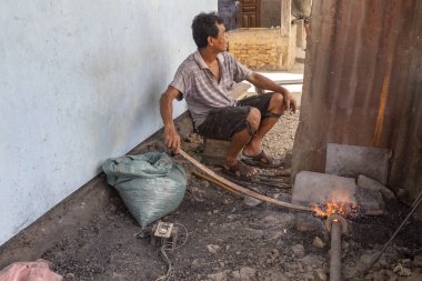 Luang Prabang, Laos - 8 Ekim: Bir tanımlanamayan ısıtır köy forge Luang Prabang, Laos üzerinde 8 Ekim 2017 yılında bir araba parçası.