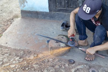 Luang Prabang, Laos - 8 Ekim: Kimliği belirsiz bir demirhane Luang Prabang, Laos üzerinde 8 Ekim 2017 yılında, uçan sparks gönderir.