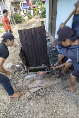 Luang Prabang, Laos - 8 Ekim: Kimliği belirsiz kişi Luang Prabang, Laos üzerinde 8 Ekim 2017 yılında köy demirhane bir bıçak demirhane.