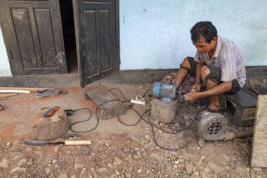 Luang Prabang, Laos - 8 Ekim: Kimliği belirsiz bir değirmeni Luang Prabang, Laos üzerinde 8 Ekim 2017 yılında köy demirhane, ile bir bıçak şekiller.