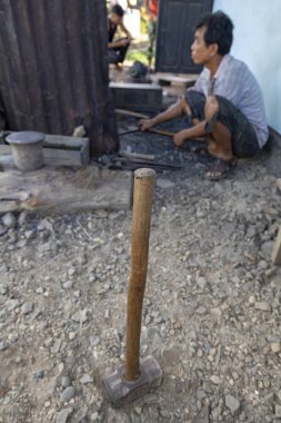 Luang Prabang, Laos - 8 Ekim: Kimliği belirsiz bir bıçak Luang Prabang, Laos üzerinde 8 Ekim 2017 yılında köy demirhane, tang kadar ısıtır.