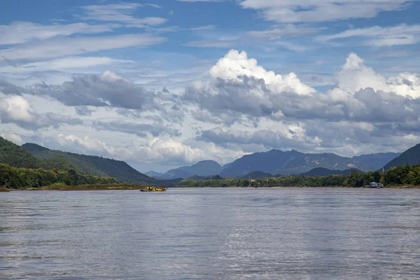 老挝琅勃拉邦附近雨季后的湄公河 — 图库照片