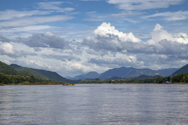 Luang Prabang, Laos yakınındaki yağışlı sezon sonra Mekong Nehri. 