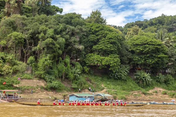 Luang Prabang, Laos - 4 Ekim: Tekne yarışı Luang Prabang, Laos üzerinde 4 Ekim 2017 yılında ödünç Budist bir ucunun başlangıç noktasına kırmızı kürek kimliği belirsiz kişi giymiş.