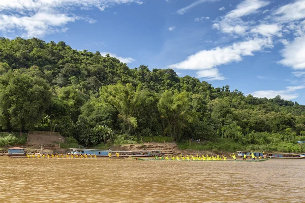 Luang Prabang, Laos - 4 Ekim: Kimliği belirsiz kişi yarış tekne yarışı Luang Prabang, Laos üzerinde 4 Ekim 2017 yılında Budist bir ucundaki iki tekne içinde birbirlerine ödünç verdi.
