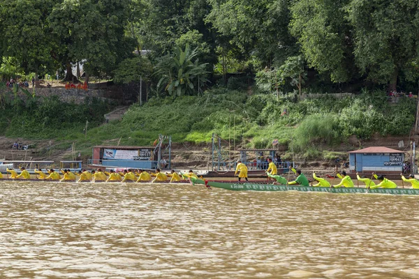 Luang Prabang, Laos - 4 Ekim: Tekne yarışı Luang Prabang, Laos üzerinde 4 Ekim 2017 yılında birbirlerine karşı kimliği belirsiz kişi yarış vasıl bir son-in Budist ödünç.