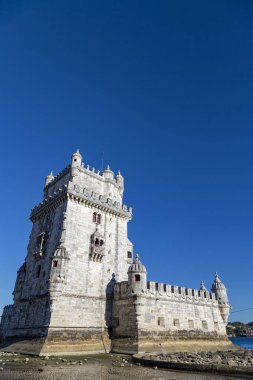 Belem Kulesi Lizbon, Portekiz üzerinde güzel mavi yaz gökyüzü. 
