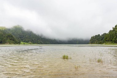 Bir dramatik yaz gününde Lagoa Verde Sao Miguel, Portekiz. 