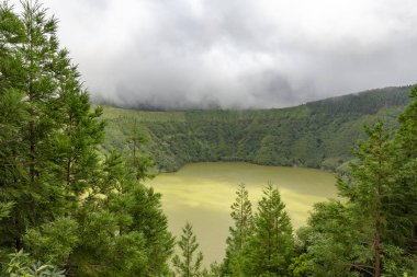 Lagoa adında küçük bir krater gölü yapmak Canario Sao Miguel Island üzerinde. 