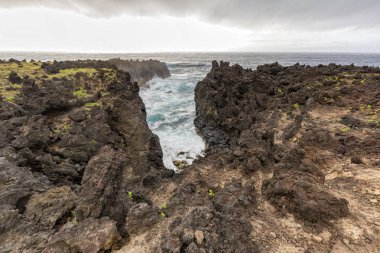 PISCINA doğal da Ponta da Ferraria yakınındaki serin kıyı şeridi.