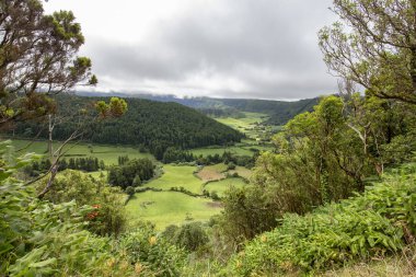 Tarım arazileri ve iki küçük krater içinde askeri yürüyüş büyük bir Sao Miguel Island. 