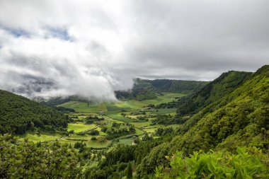 Mera ve yeşil orman Sete Cidades Sao Miguel Azores üzerinde yakın:.