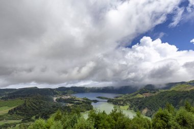 Çok güzel bir sabah Sete Cidades ve Lagoa Azul ve görünümünü Verdge Azores Sao Miguel Island üzerinde. 
