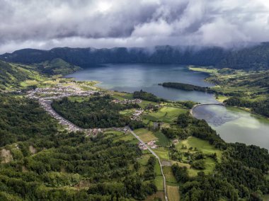 Sao Miguel Azores üzerinde Sete Cidades Köyü ve Lagoa Azul ve Verde havadan görünümü. 
