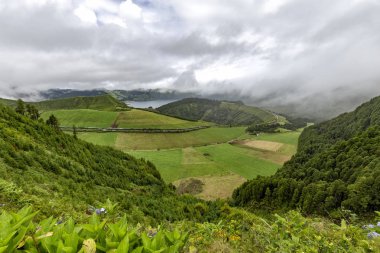 Görünümünü krater ve göl kenarındaki Sete Cidades Caldera Azores Sao Miguel Island üzerinde. 