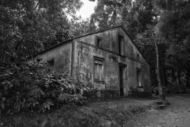 Gizemli eski Azores bina siyah beyaz.