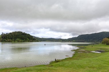 Lagoa das Furnas Furnas Sao Miguel, Azores yakınındaki sakin su. 