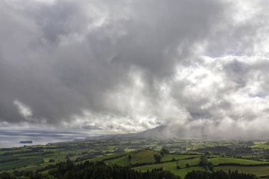 Yağmur düşüyor Vila Franca yukarıda mera ve çiftlik arazi üzerinde uzaktan Campo Sao Miguel, Azor yapmak. 