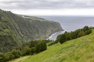 Sao Miguel Azores yakınındaki Agua Retorta Ponta da Madragada bakış açısı, dramatik kıyı şeridi görünümü. 