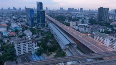 Si sıçan-dış çevre yolu Otoban imelapse akşam, tren parça ve Mrt mor çizgi Bangkok, Tayland.