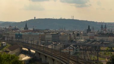 Girme ve Çek Cumhuriyeti Prag bırakarak trenler statik bir timelapse. 