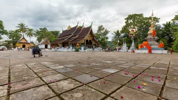 Luang Prabang Laos Října Neznámí Lidé Chodit Wat Xiengthong Preperation — Stock video