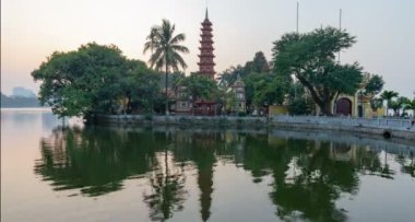 4 k gün gece timelapse Chao Tran Quoc tapınağın Hanoi, Vietnam için.