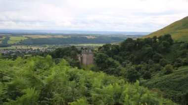 Castle Campbell yukarıda Breeze şehir Doları, Clackmannanshire, orta İskoçya'da yukarıda eğrelti otları havaya.