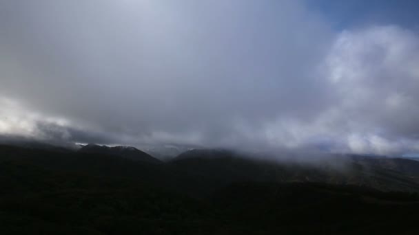 冬の嵐がカリフォルニア パドレス国有林の山で前景を暗くします — ストック動画