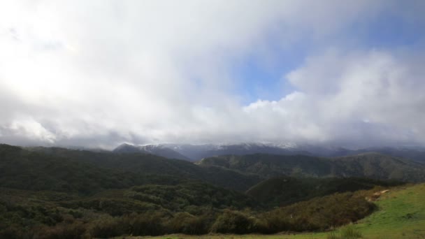 雪嵐の雲を渡すカリフォルニア州ロス パドレス国有林を通じて — ストック動画