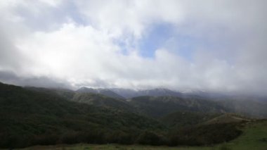 Bir kar fırtınası dağlar, Los Padres Ulusal orman sadece iç Big Sur yakınındaki Monterey, Kaliforniya, açık büfe.