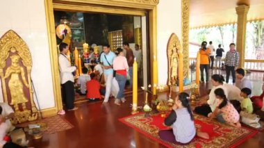 Siem Reap, Kamboçya - 11 Temmuz: Kimliği belirsiz kişi Siem Reap, Kamboçya üzerinde 11 Temmuz 2016 yılında hak Preah Ang Chek Tapınağı'nda yapmak.