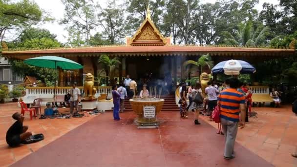 Siem Reap Cambodia Luglio Persone Non Identificate Rendono Merito Tempio — Video Stock